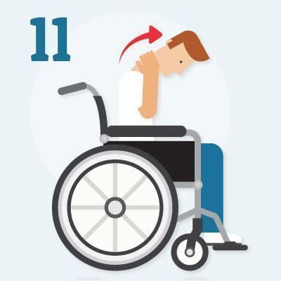 Usuario de silla de ruedas haciendo ejercicios estirando cuello