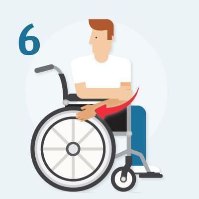 Usuario de silla de ruedas haciendo ejercicios girando